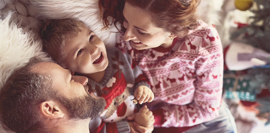 Famille joueuse en décembre