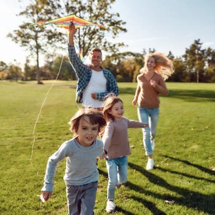 Jouer et bouger dans le jardin familial