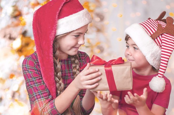 Enfants plongés dans l'univers de Noël 