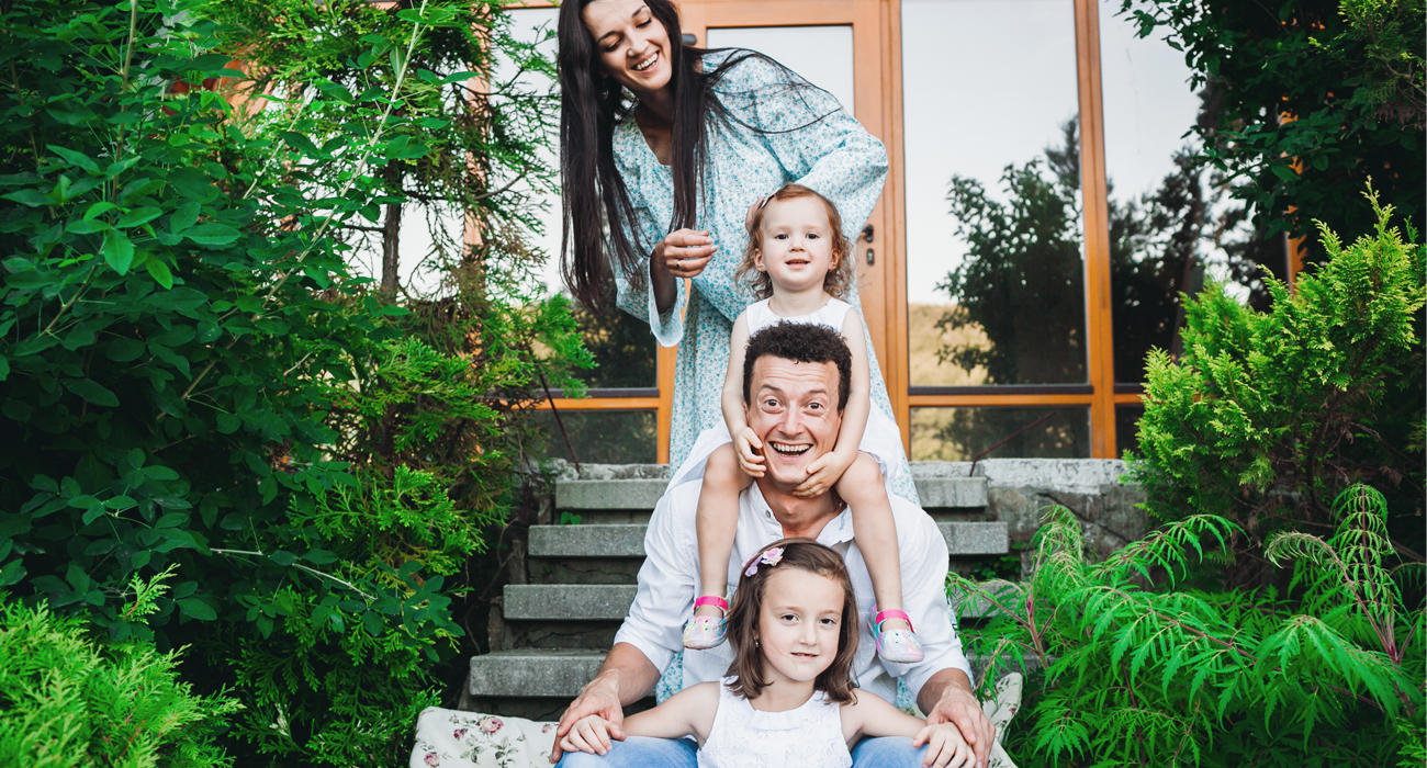 Famille heureuse à la maison