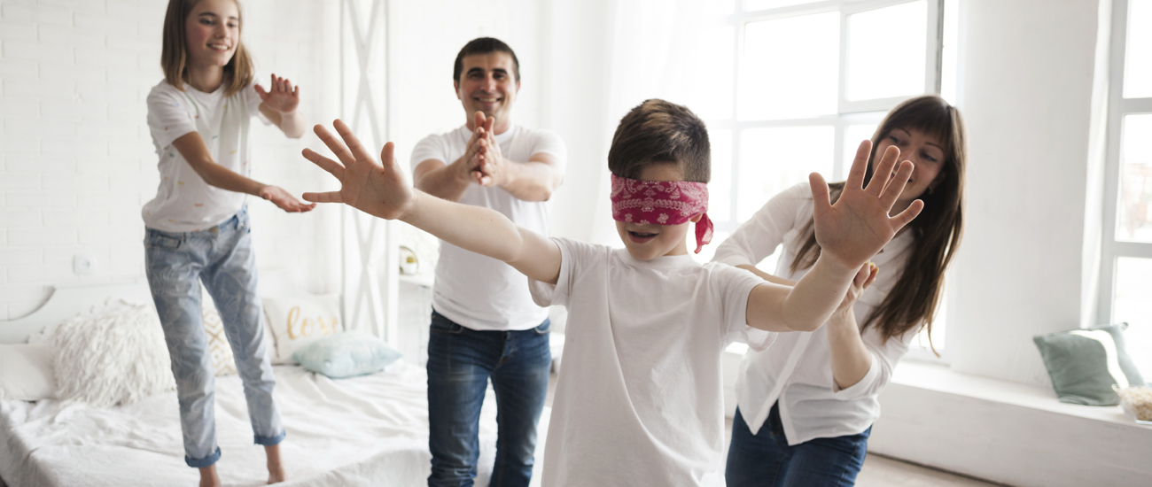 Famille heureuse à la maison