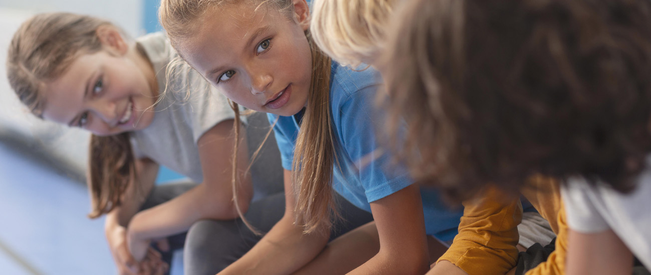 Enfants jouent pendant la récréation de l'école